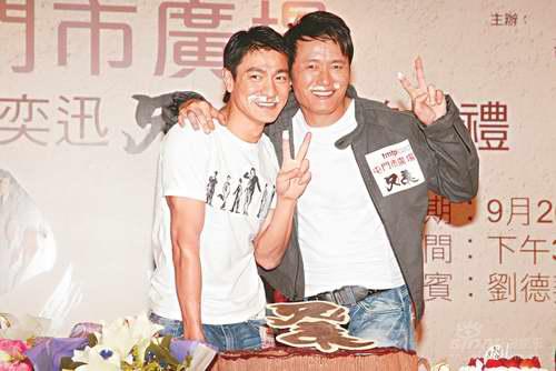 刘德华吃斋为母祈福庆生陈奕迅苗侨伟互扔蛋糕