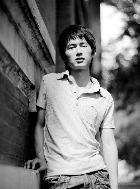 吕玉来抵达釜山+将盛装亮相《康拜因》首映(图