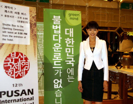 唐嫣亮相釜山明星夜携手韩国偶像人气爆棚(图)