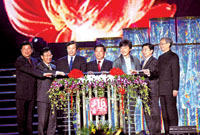 金鸡鸣唱百花开 葛优成龙亲民嘉玲跳舞风光【图】