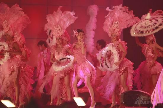 三黄开场金鸡节 黄圣依粉色套装尽显魅力【图】