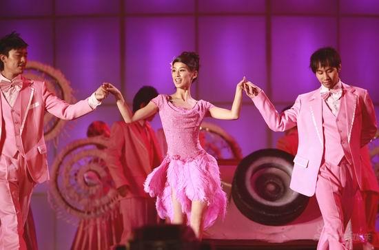 三黄开场金鸡节 黄圣依粉色套装尽显魅力【图】