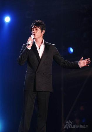 金鸡电影节群星璀璨 陆毅献唱《星光伴我心》