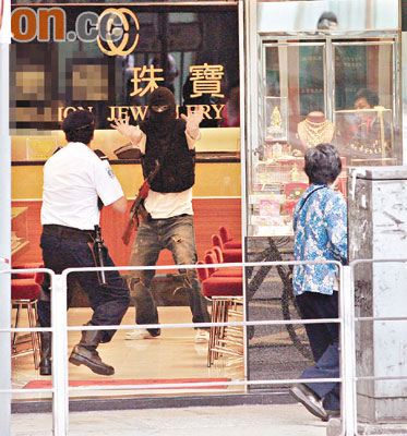 彭顺策划弥敦道大型抢劫案拍新片吓坏途路人