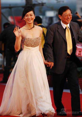 李琳夫妇亮相金鸡百花 表情尴尬令人生疑【图】