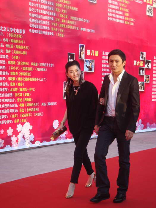 演员陈昊携王思懿亮相大学生电影节红毯(图)