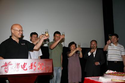 主创人员与现场主持人、首都电影院董事长共同举杯庆祝《赤壁》票房一路走高