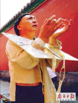 电影《梅兰芳》中“纸枷锁”的一幕。