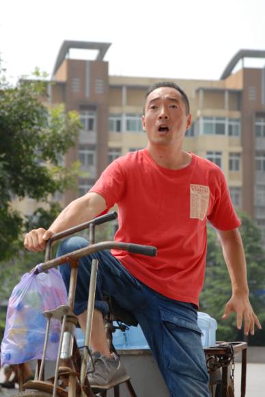 李易祥《老五的奥斯卡》演喜剧 脸晒成古铜色