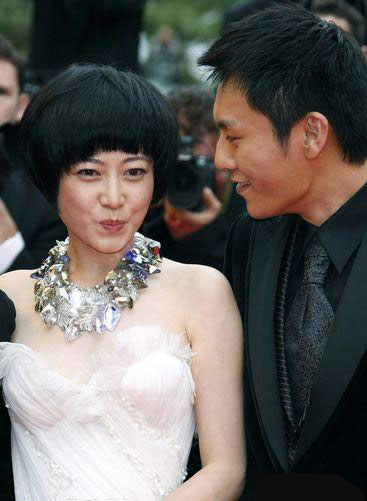《春风》首映 谭卓着水墨风格礼服被赞中国芭比