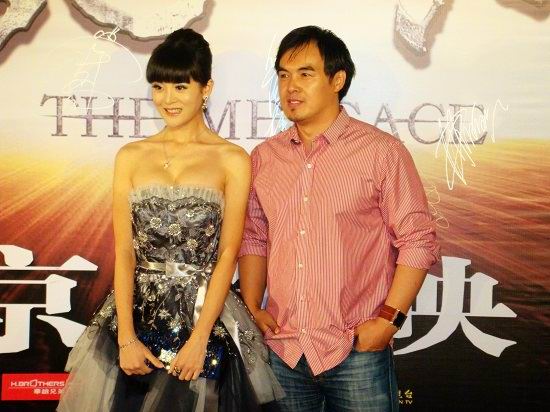 李鑫雨(左)与导演陈大明共走红毯