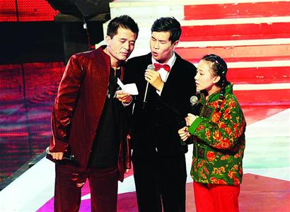 09:55:05 华商网 左起:毕福剑,小沈阳,毛毛 小沈阳和毛毛上"星光大道"
