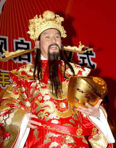 谭咏麟化身财神 电影音乐会"散财"