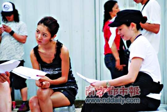 导演黄真真（右）这次用纪录片的形式去拍一部爱情片，实验性很强，过程不轻松，还被许多人说是一次冒险。她说在影院里听到观众的反应，觉得辛苦是值得的。