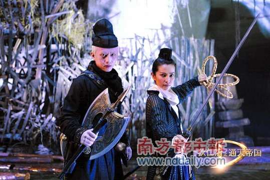 裴东来与上官静儿各执兵器