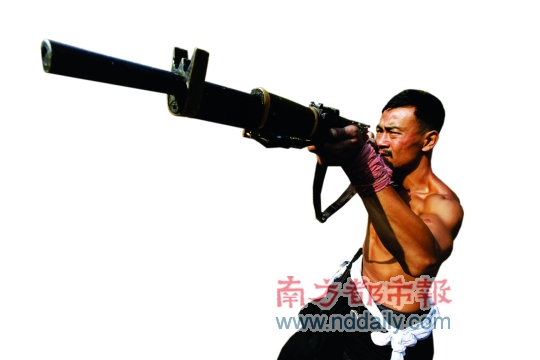 从《让子弹飞》剧照,可见其爷们之风。