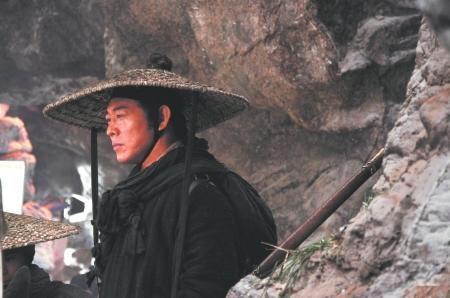 李连杰《龙门飞甲》造型曝光 衣着朴素表情坚毅