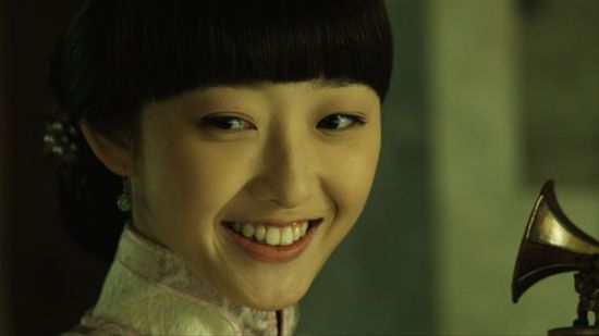 在即将上映的爱情传奇电影《百年情书》中饰演陈意映