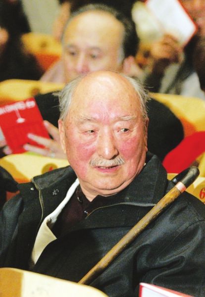 94岁陈强,洒向人间都是笑。