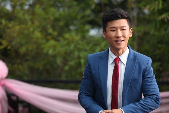 王骁《hold住爱》出演好心不靠谱导演(图)