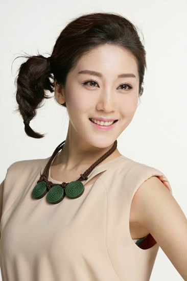 日前剧组拍到女主角余安安的结婚戏份,扮演者周毅也公开了自己身穿披