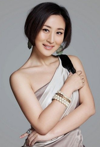 演员石琳应邀出席,身为军人的她,此次以一袭军装出镜,显得英气十足,与