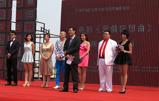 《爱情狂想曲》开机 李威牵手谋女郎