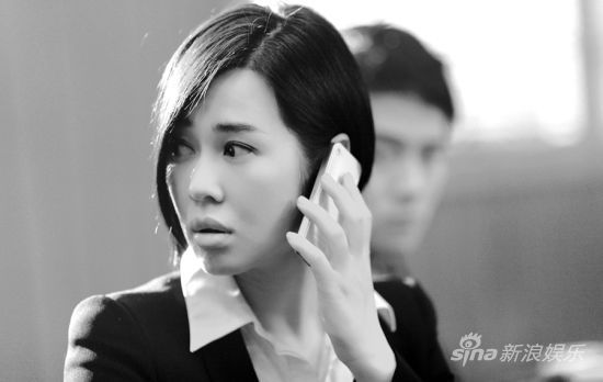 余男饰演女律师