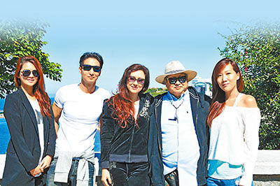 洪金宝开工,太太高丽虹(中)、女儿洪煦榆(右一