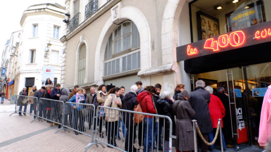 400击影院门口大排长龙