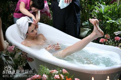 组图：《哈哈哈》关机黄伊汶情“浴”戏出炉