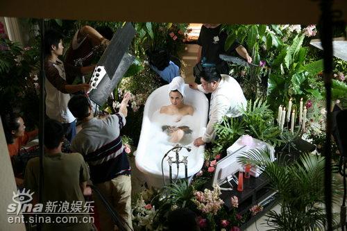 组图：《哈哈哈》关机黄伊汶情“浴”戏出炉