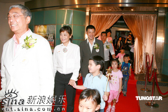 图文:星光大道打手印仪式--众星走红毯