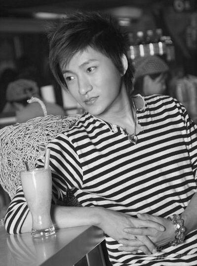 郑佩佩携手李炳辰打造《特区好男儿》(组图)
