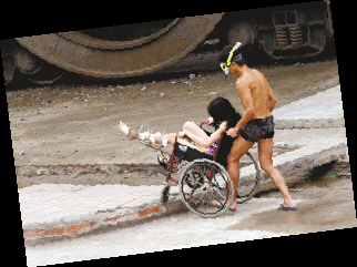 莫文蔚重庆拍《少年》 露美腿变“残疾”【图】