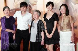 组图：《秘密》台湾首映周杰伦妈妈奶奶助阵
