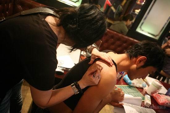 黄晓明赶拍《神枪手》 首次戏里秀刺青【图】