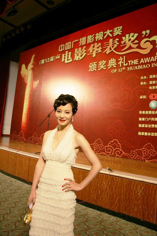 组图：陶红盛装出席华表奖仪态尽显大家风范