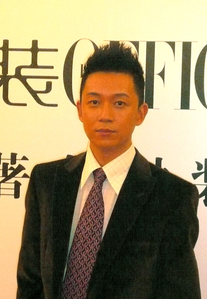 性格小生潘粤明出席华表奖鸡冠头抢镜头(组图)
