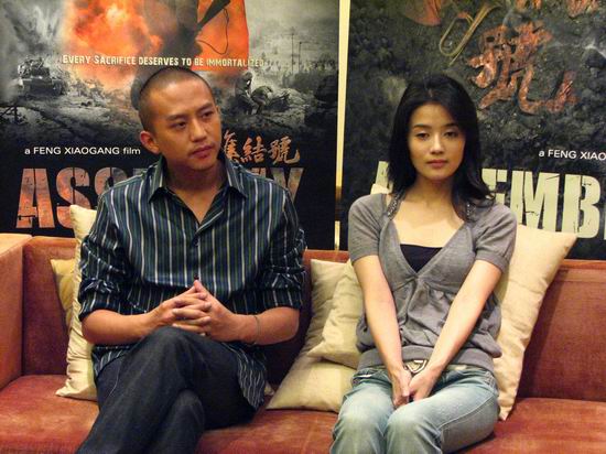 图文：专访《集结号》主创--汤嬿邓超倾听问题