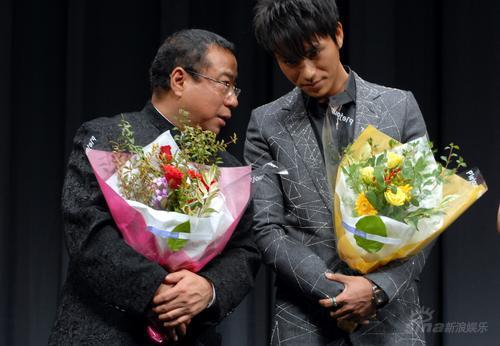 《云水谣》东京放映 范冰冰掩胸防走光【图】