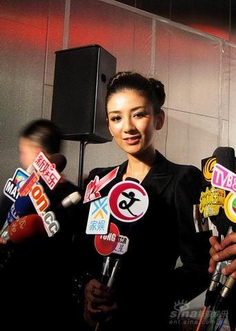 黄奕全力支持金鸡第一个彩排写爱心留言(组图)