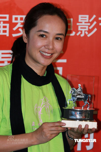 组图：蒋雯丽获罗马影后北京庆功刘烨赶来祝贺