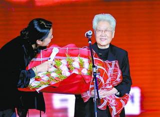 倪萍主持金鸡晚会变幽默调侃嘉宾惹争议(组图)