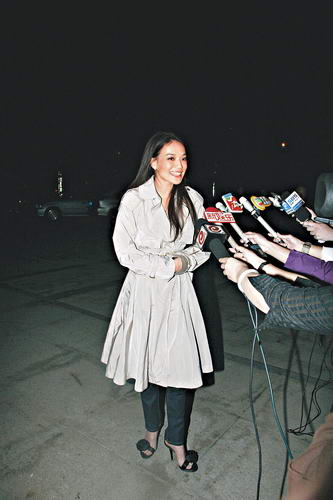 组图：刘嘉玲夺金鸡奖最佳女演员开心办派对