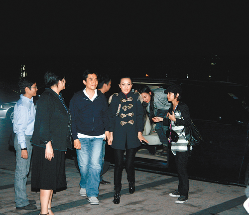 组图：刘嘉玲夺金鸡奖最佳女演员开心办派对