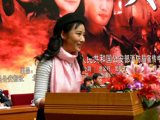 《火海逃生》北京首映 千场电影送西部(组图)