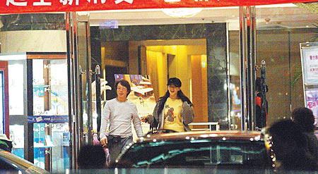 冯德伦拉张雨绮夜游(图)