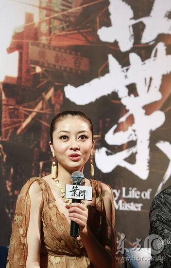 组图:《叶问》韩国首映 熊黛林低胸美艳若仙子