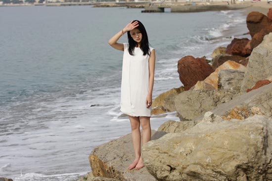 甘薇戛纳海边拍祼妆写真